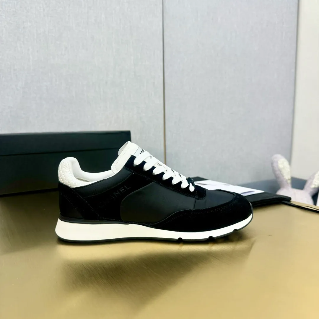 👟👟Ex-factory price 560👟👟 CHANEL Chanel thick-soled panda sneakers Panda biscuit shoes Chanel 2024ss popular panda shoes 🐼Colorful thick-soled casual sports shoes sneakers counter synchronization The counter is very popular Very difficult to buy a shoe The most popular thick-soled panda shoes on the Internet It can be imagined that small fragrance control can not miss it, both appearance and comfort coexist Simple and versatile white shoes. The thick sole increases height and is super versatile. You can wear it with your eyes closed😍Whoever wears it will look better. Upper: calfskin. Lining: imported sheepskin lining. Outsole: TPU original outsole. Size: 35-40 (41 customized.